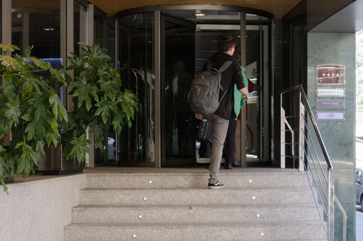 Un turista entra en un hotel del país.