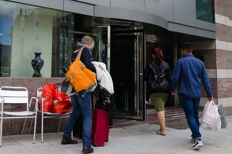 Tres turistes es disposen a entrar a un hotel d'Andorra.