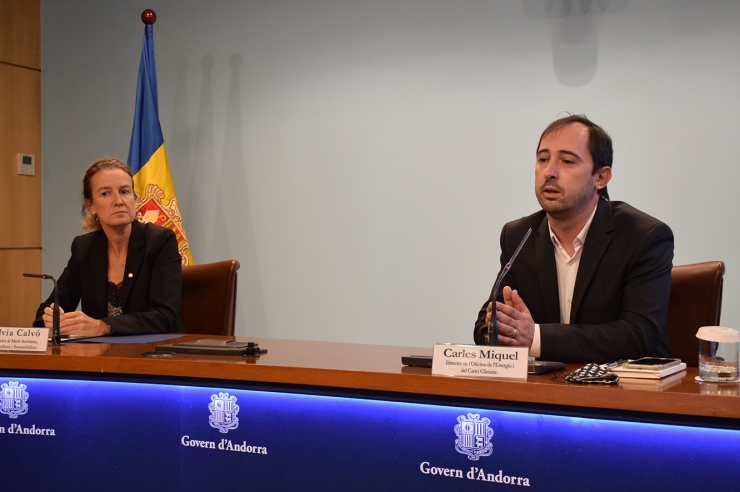 La ministra de Medi Ambient, Agricultura i Sostenibilitat, Sílvia Calvó, i el director de l'Oficina de l'Energia i del Canvi Climàtic, Carles Miquel, en la presentació del reglament.