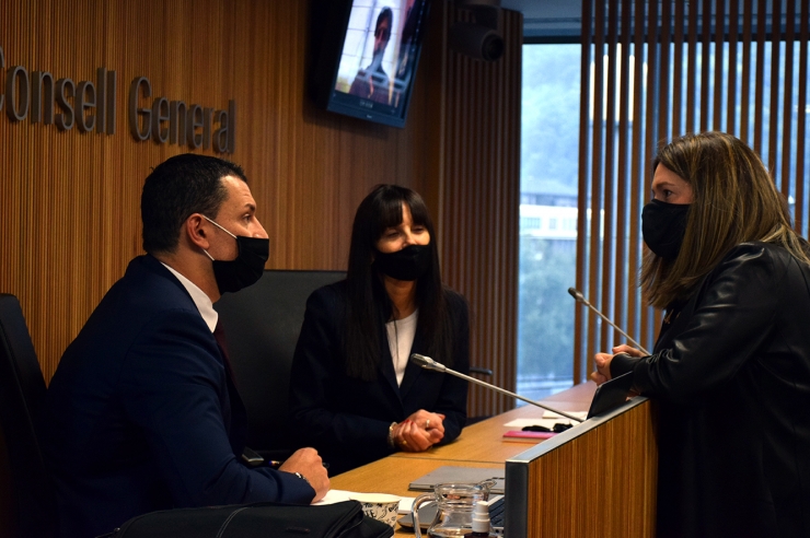 El ministre de Presidència, Economia i Empresa, Jordi Gallardo, conversa amb la presidenta de la comissió legislativa d'Economia, Mònica Bonell, i amb la consellera demòcrata Maria Marticella.