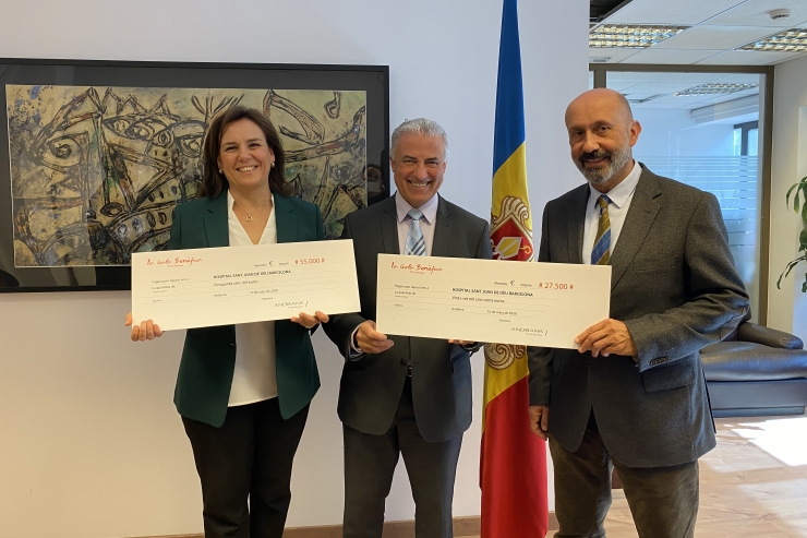 El ministre de Salut, Joan Martínez Benazet, i el sotsdirector general de Banca País d'Andbank, Josep Maria Cabanes, lliuren el xec a Càndida Castillo, directora de l'obra social de l'hospital Sant Joan de Déu.