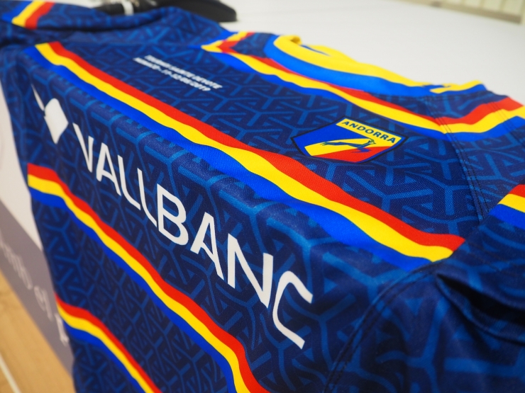 Una de les samarretes de la FAR amb el patrocini de Vallbanc.