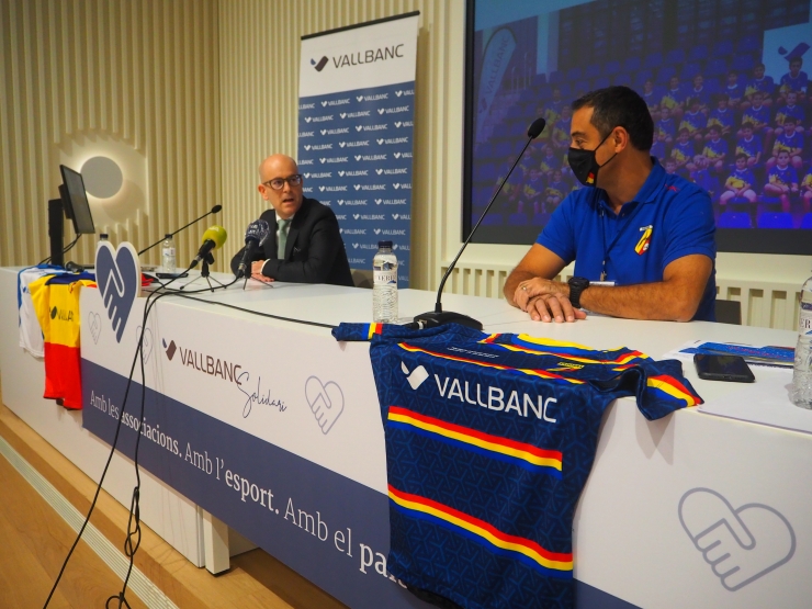 El director de l'àrea de Negoci de Vallbanc, Sergi Martín, amb el president de la Federació Andorrana de Rugby, David Ferré, durant la renovació del patrocini de la FAR per part de l'entitat financera.