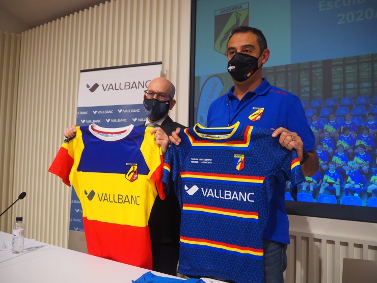 El director de l'àrea de Negoci de Vallbanc, Sergi Martín, amb el president de la Federació Andorrana de Rugby, David Ferré, durant la renovació del patrocini de la FAR per part de l'entitat financera.