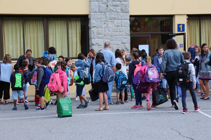 Alumnes a l'exterior de l'escola andorrana de Sant Julià de Lòria.