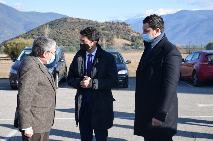 El ministre de Presidència, Economia i Empresa, Jordi Gallardo, i el conseller de Territori i Sostenibilitat de la Generalitat de Catalunya, Damià Calvet, juntament amb l'ambaixador d'Espanya a Andorra, Àngel Ros.