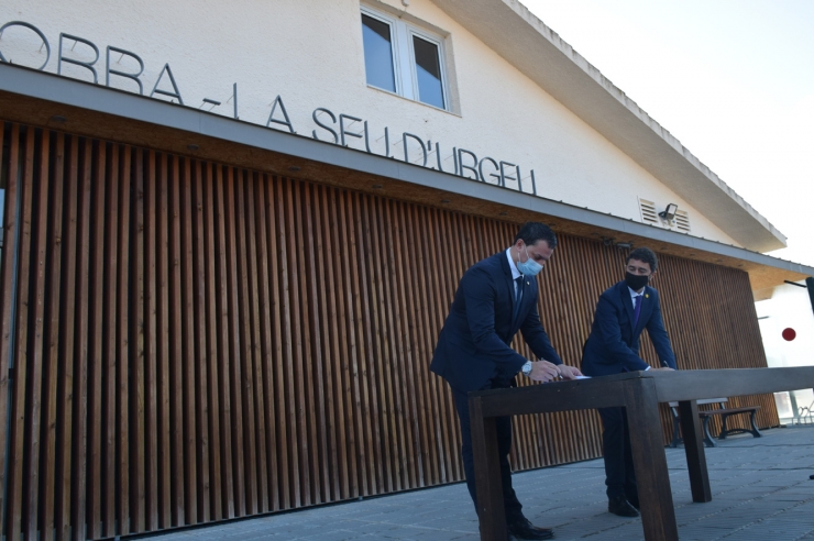 El ministre de Presidència, Economia i Empresa, Jordi Gallardo, i el conseller de Territori i Sostenibilitat de la Generalitat de Catalunya, Damià Calvet, durant la signatura del conveni.