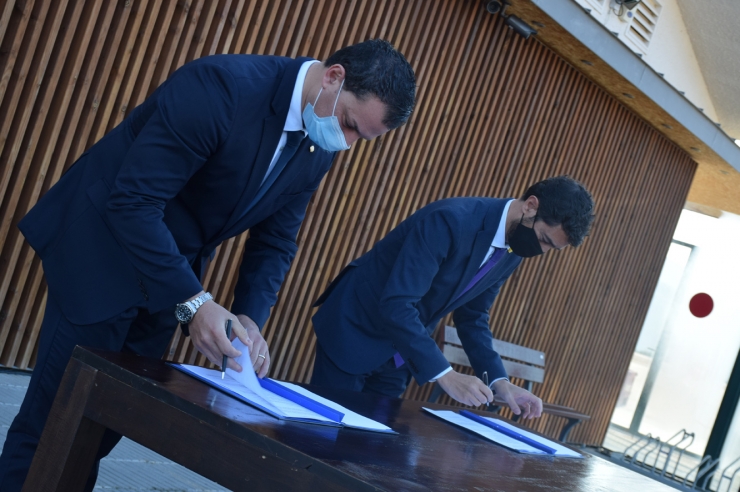 El ministre de Presidència, Economia i Empresa, Jordi Gallardo, i el conseller de Territori i Sostenibilitat de la Generalitat de Catalunya, Damià Calvet, durant la signatura del conveni.