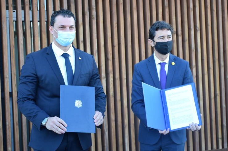 El ministre de Presidència, Economia i Empresa, Jordi Gallardo, i el conseller de Territori i Sostenibilitat de la Generalitat de Catalunya, Damià Calvet, amb el conveni signat.