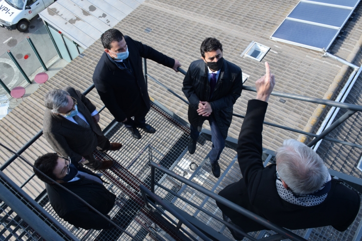El ministre de Presidència, Economia i Empresa, Jordi Gallardo, i el conseller de Territori i Sostenibilitat de la Generalitat, Damià Calvet, a les instal·lacions de l'aeroport Andorra-la Seu d'Urgell.