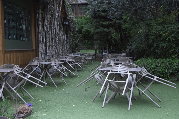 Taules plegades en un restaurant.