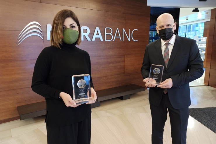 La directora d’innovació digital i experiència de client de MoraBanc, Jessica Reynoso, i Ignasi Martín, director d’àrea experiència global de client de MoraBanc.