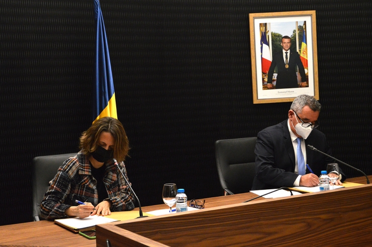 La cònsol major d'Escaldes-Engordany, Rosa Gili, i el director general de FEDA, Albert Moles, durant la signatura de l'addenda al conveni.
