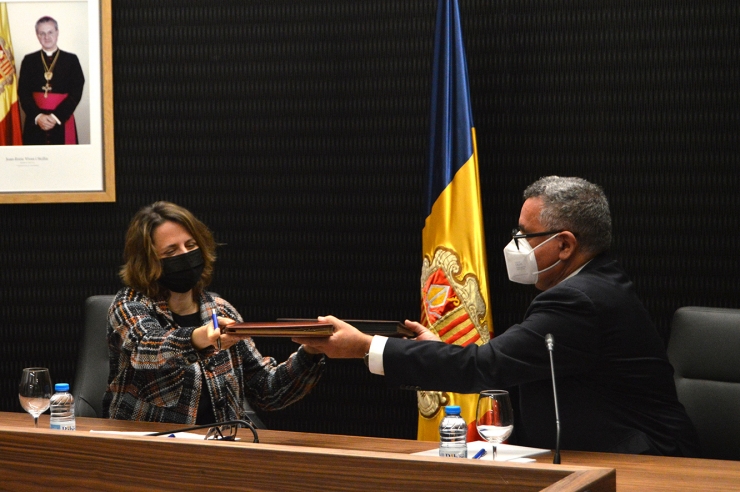 La cònsol major d'Escaldes-Engordany, Rosa Gili, i el director general  de FEDA, Albert Moles, durant la signatura de l'addenda al conveni.