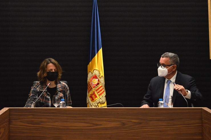 La cònsol major d'Escaldes-Engordany, Rosa Gili, i el director general  de FEDA, Albert Moles, durant la roda de premsa.