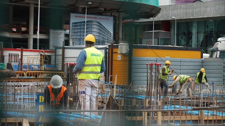 Treballadors de la construcció en una obra.