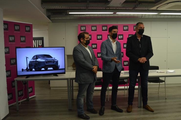 El responsable del Niu d’Andorra Telecom, Miquel Gouarré; el CEO de  Lupa, Carlos Álvarez, i el desenvolupador de negoci de Lupa, Isaac Soro.