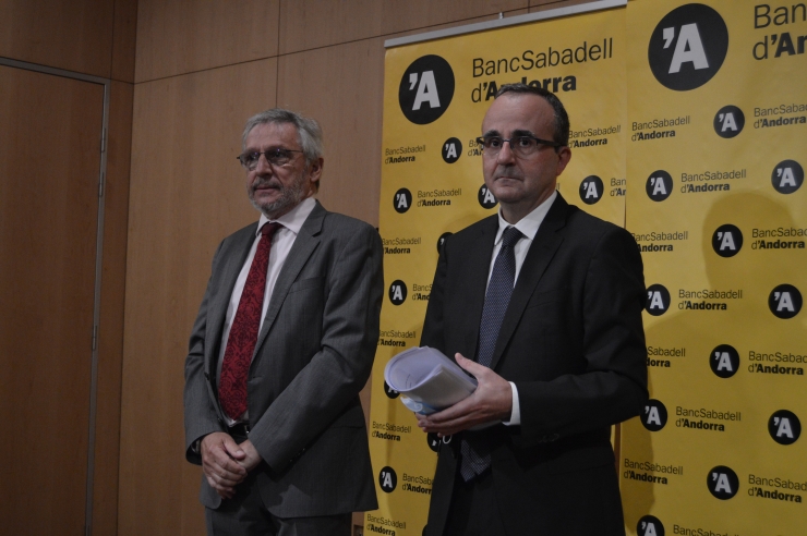 El president de BancSabadell d'Andorra, Miquel Alabern, i el conseller-director general de l'entitat, Josep Segura, moments abans de la junta general d'accionistes.