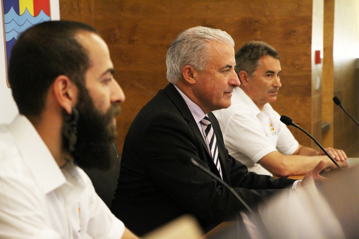 El nou director tècnic de la FAN, Hocine Hociane, el president de la FAN, Joan Clotet, i el sotsdirector general Banca País d'Andbank, Josep Maria Cabanes, durant la roda de premsa d'aquest divendres.