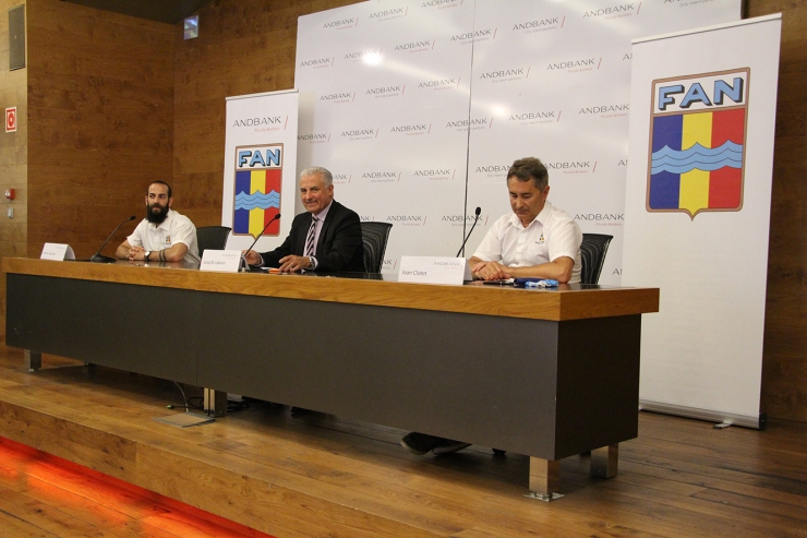 El nou director tècnic de la FAN, Hocine Hociane, el president de la FAN, Joan Clotet, i el sotsdirector general Banca País d'Andbank, Josep Maria Cabanes, durant la roda de premsa d'aquest divendres.