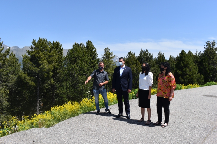 La cònsol massanenca, Olga Molné, el ministre de Presidència, Economia i Empresa, Jordi Gallardo i el director de Pal Arinsal, Josep Marticella, a la zona de la Caubella, aquest dilluns.