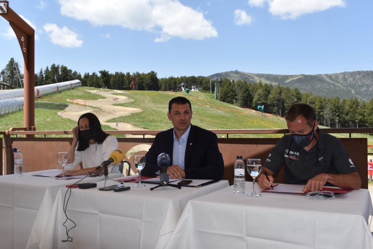 La cònsol massanenca, Olga Molné, el ministre de Presidència, Economia i Empresa, Jordi Gallardo i el director de Pal Arinsal, Josep Marticella, a la zona de la Caubella, aquest dilluns.