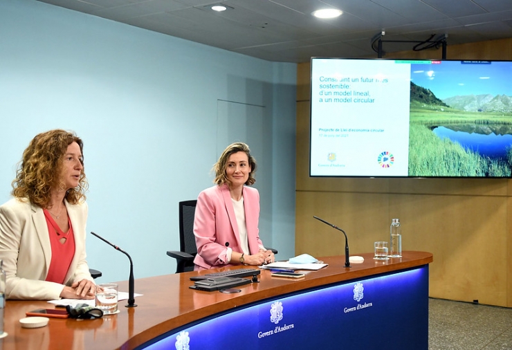 La ministra de Medi Ambient, Agricultura i Sostenibilitat, Sílvia Calvó, ha presentat aquest dijous, juntament amb la directora del departament de Medi Ambient, Sílvia Ferrer, l'articulat del projecte de llei d'economia circular.