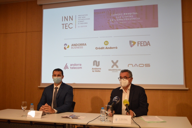 El ministre de Presidència, Economia i Empresa, Jordi Gallardo, i el president d'Actinn, Albert Moles, durant la roda de premsa que han ofert en el marc de la cinquena jornada Inntec.