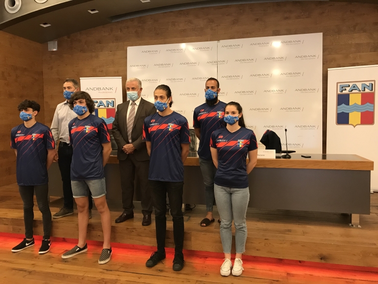 L'equip que competirà en el Campionat d’Europa Junior, amb el representant d'Andbank, Josep Maria Cabanes; el director tècnic, Hocine Haciane i el president de la FAN, Joan Clotet.