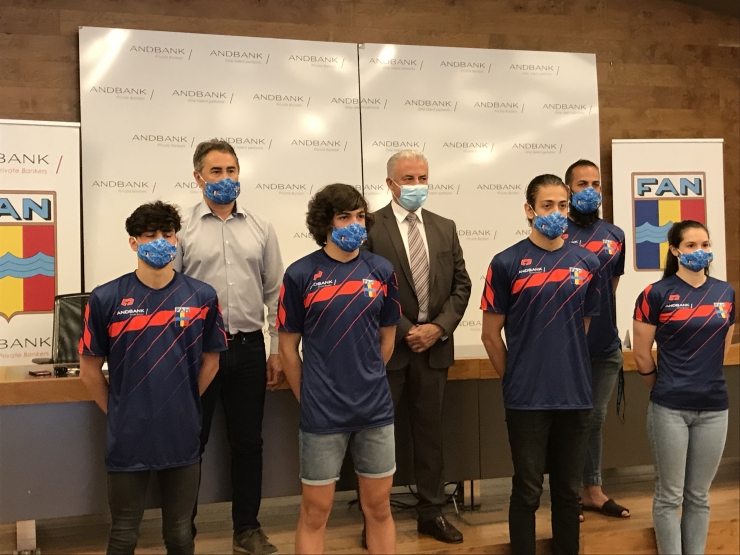 L'equip que competirà en el Campionat d’Europa Junior, amb el  representant d'Andbank, Josep Maria Cabanes; el director tècnic, Hocine  Haciane i el president de la FAN, Joan Clotet.