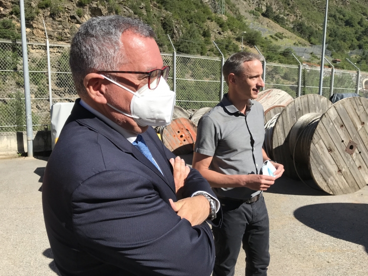 Albert Moles i Marc Calvet explicant les obres de la nova línia d'Alta Tensió.