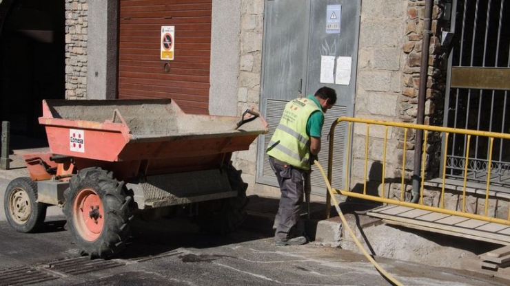 Un treballador de la construcció en una obra.