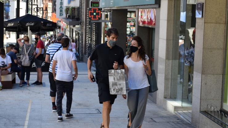 Gent passejant pel carrer amb mascareta.