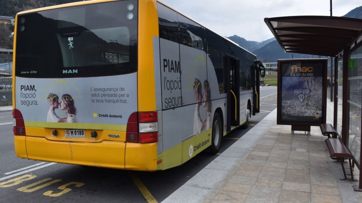 Un autobús a la parada de l'estació nacional.