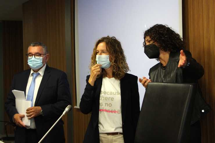 La ministra de Medi Ambient, Agricultura i Sostenibilitat, Sílvia Calvó, i el director general de FEDA, Albert Moles, moments abans de l'inici de la compareixença.