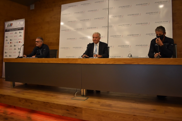 L'entrenador de l'equip de fons, Joan Erola; el subdirector general de banca país d'Andbank, Josep Maria Cabanes; i el gerent de la FAE, Carles Visa, durant la roda de premsa.
