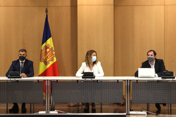 La ministra de Medi Ambient, Agricultura i Sostenibilitat, Sílvia Calvó; el secretari d'Estat de Medi Ambient i Sostenibilitat, Marc Rossell, i el director de l'Oficina de l'energia i del canvi climàtic, Carles Miquel, durant la reunió extraordinària de la Comissió  nacional de l’energia i canvi climàtic.