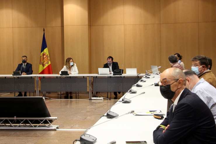 Un moment de la reunió extraordinària de la Comissió  nacional de l’energia i canvi climàtic.