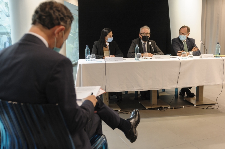 El cònsol major de Canillo, Francesc Camp; la cònsol major de la Massana, Olga Molné, i el conseller executiu i director general de Crèdit Andorrà, Xavier Cornella, durant la roda de premsa, a la que ha assistit també el cap de Govern.