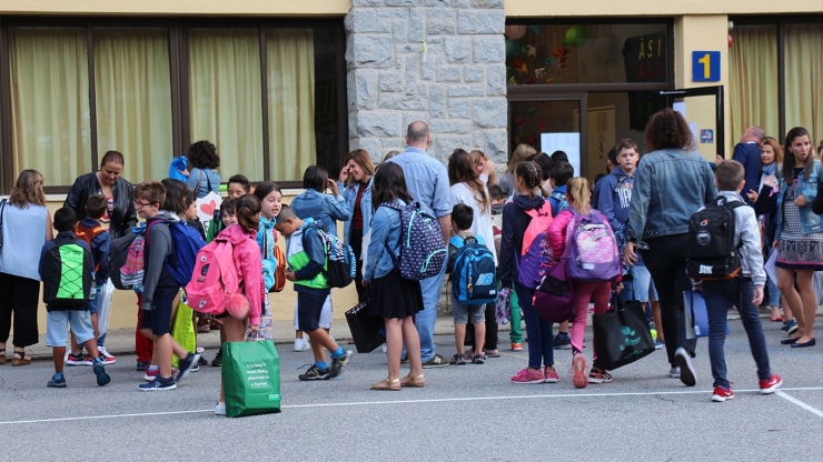Alumnes a l'exterior de l'escola andorrana de Sant Julià de Lòria.