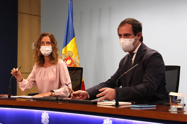 La ministra de Medi Ambient, Agricultura i Sostenibilitat, Sílvia Calvó, i el director de l'Oficina de l'Energia i del Canvi Climàtic, Carles Miquel, durant la roda de premsa de balanç del programa Renova.