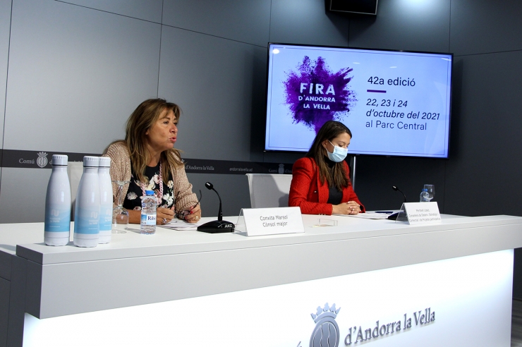 La cònsol major d'Andorra la Vella, Conxita Marsol, i la consellera de Desenvolupament Estratègic i Comercial i Projectes Participatius, Meritxell López, durant la presentació de la 42a edició de la Fira d'Andorra la Vella.