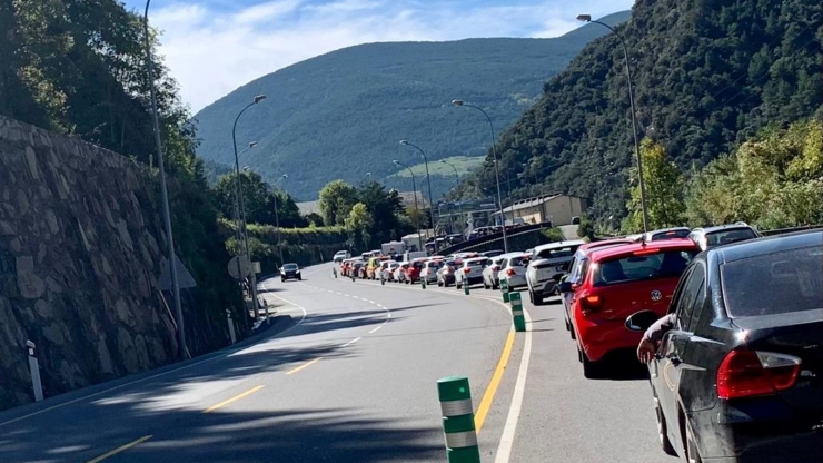 Retencions de vehicles durant el pont del Pilar.