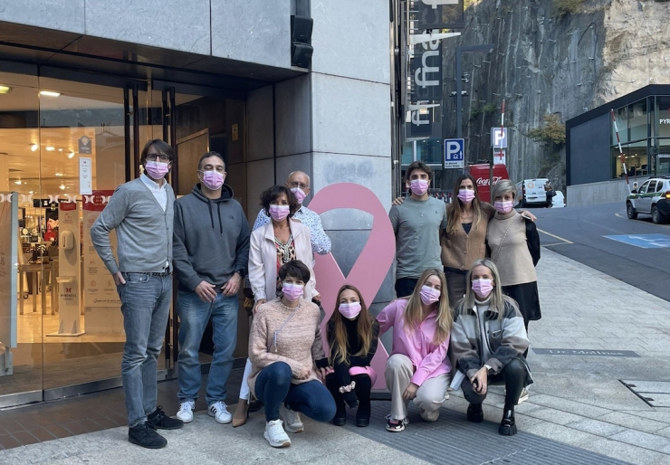 Treballadors del Grup Pyrénées davant l'entrada dels grans magatzems.