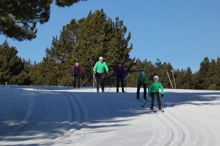 Persones esquiant a l'estació d'esquí de fons.