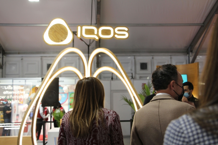 El cap de Govern, Xavier Espot, i la cònsol major d'Andorra la Vella, Conxita Marsol, durant la visita a l'estand d'IQOS.