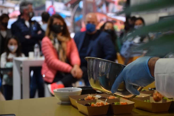 El xef José Blanchard servint un dels plats de cuina a baixa cocció durant la demostració culinària a la parada d'IQOS.