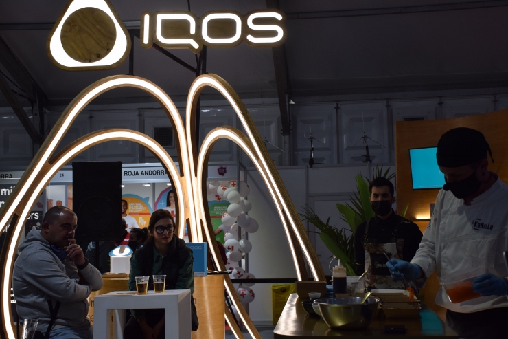 La demostració culinària de l'estand d'IQOS.