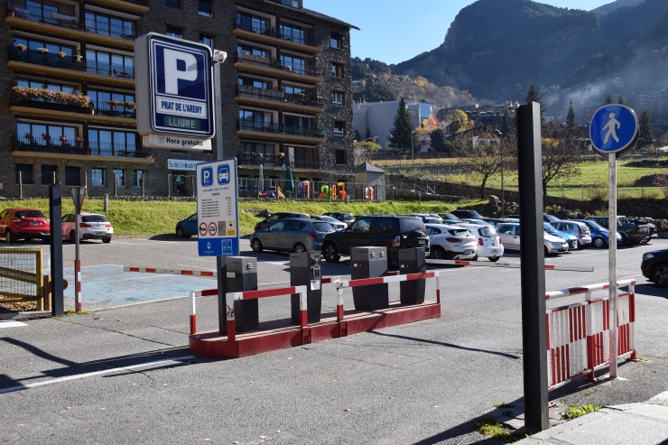 L'aparcament comunal del Prat de l'Areny situat al costat del comú d'Encamp.