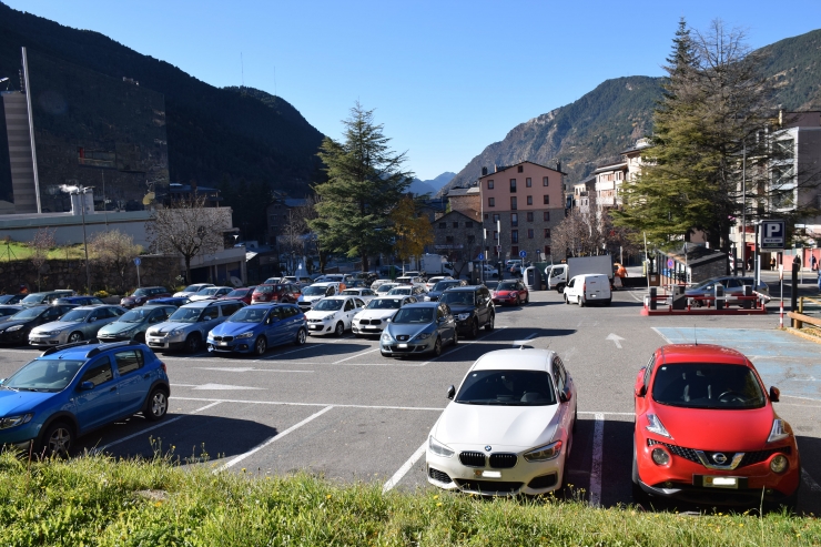 Vehicles estacions a l'aparcament comunal del Prat de l'Areny de la vila encampadana.